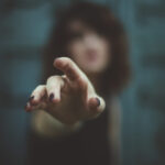 女性が手を差し出している